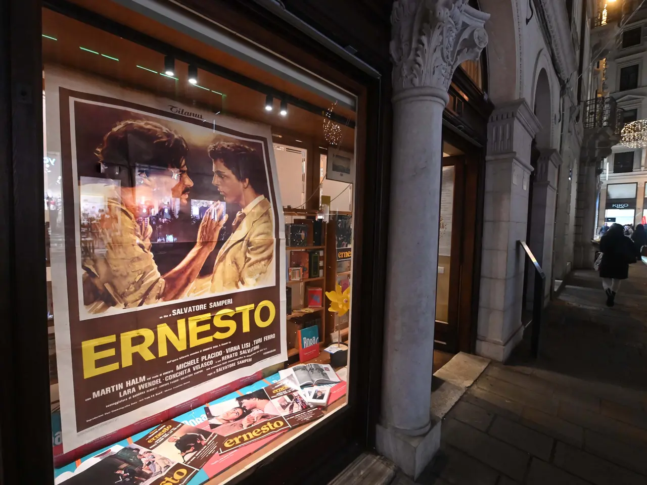 La vetrina della libreria Saba a Trieste dedicata ai 50 anni dalla pubblicazione di Ernesto (Foto Bruni )