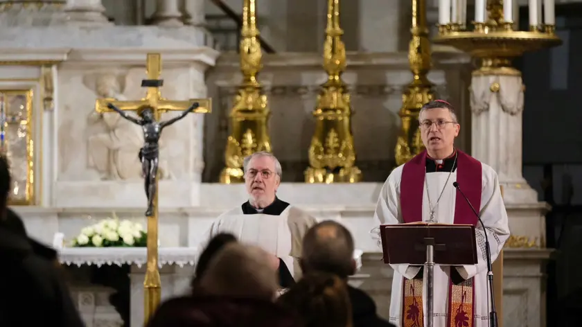 Il vescovo Trevisi celebra la messa in memoria del 32enne. Foto servizio di Massimo Silvano