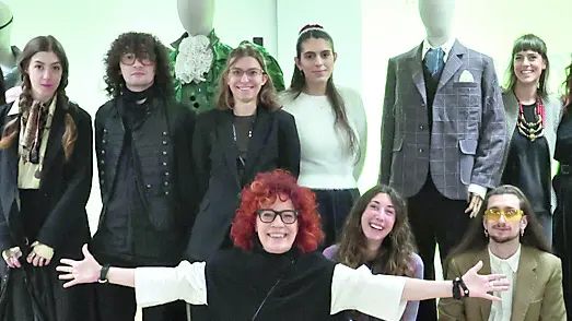 Alcuni dei 16 diplomati del corso di sartoria per costumi teatrali e cinematografici. Fotoservizio Lasorte