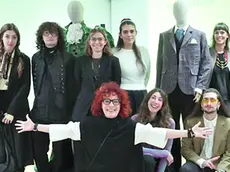 Alcuni dei 16 diplomati del corso di sartoria per costumi teatrali e cinematografici. Fotoservizio Lasorte