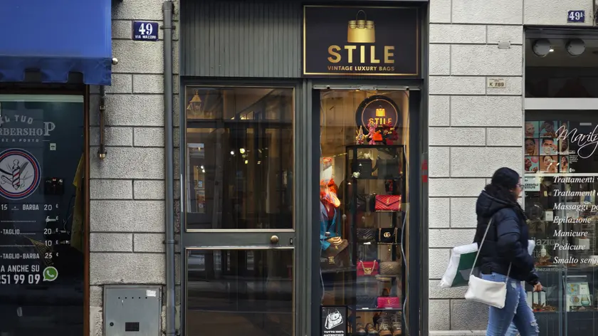 Il negozio di borse in via Mazzini dove è avvenuto il furto. Foto Lasorte