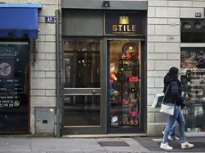 Il negozio di borse in via Mazzini dove è avvenuto il furto. Foto Lasorte