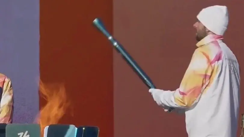 Gregorio Platrinieri mentre accende la fiaccola