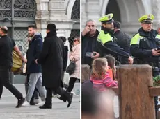 A sinistra il sindaco Dipiazza insegue la statua mozzata, a destra la Polizia locale (foto Bruni)