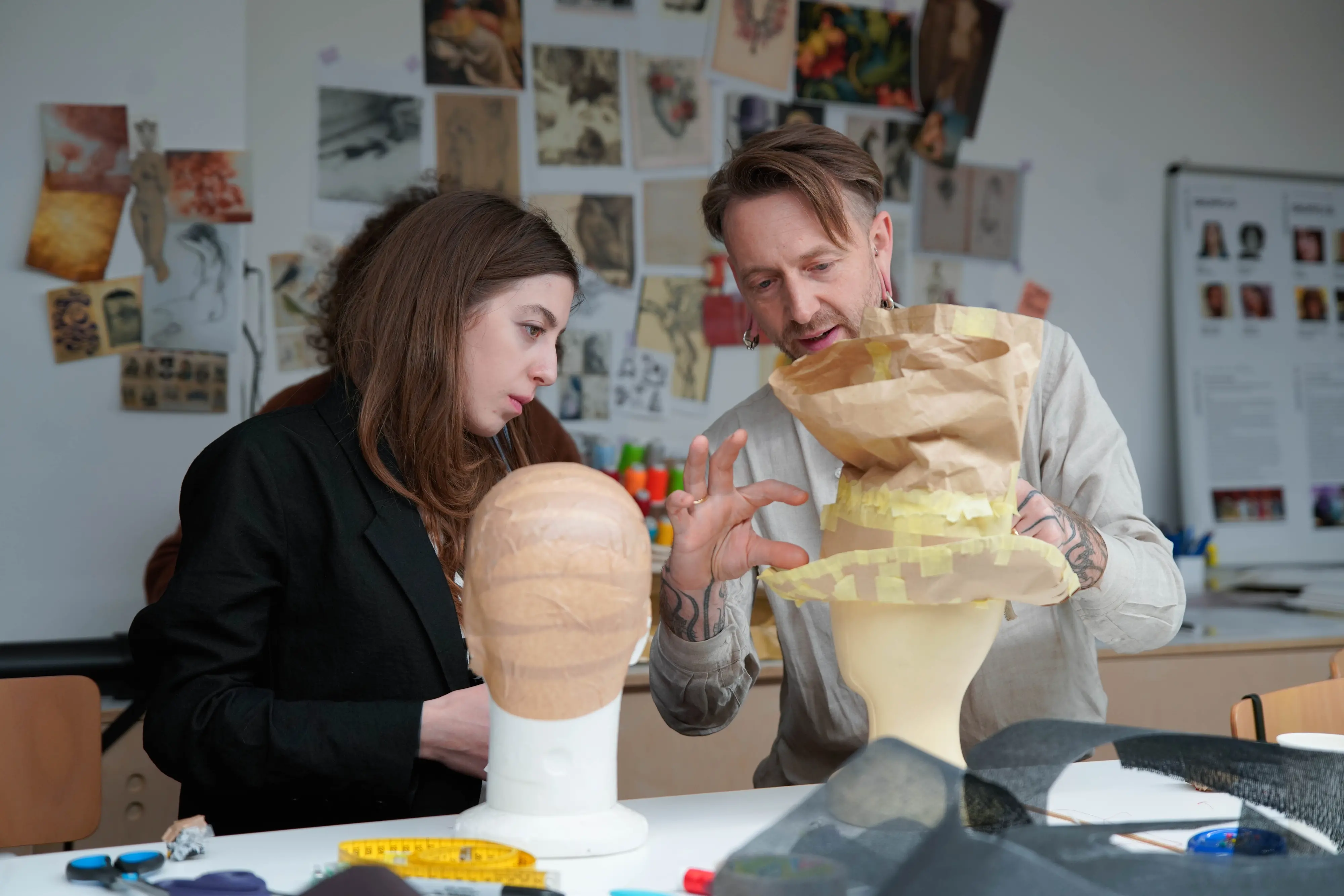 Ecco le opere create dai sedici artigiani del costume che si sono appena diplomati a Trieste, dopo aver frequentato il corso professionalizzante “Bottega Artigiana - Sartoria e Lavorazioni Accessorie”, promosso da Cinecittà, organizzato da Its Arcademy - Museum of Art in Fashion e finanziato dal ministero della Cultura nell’ambito del progetto NextGenerationEU.