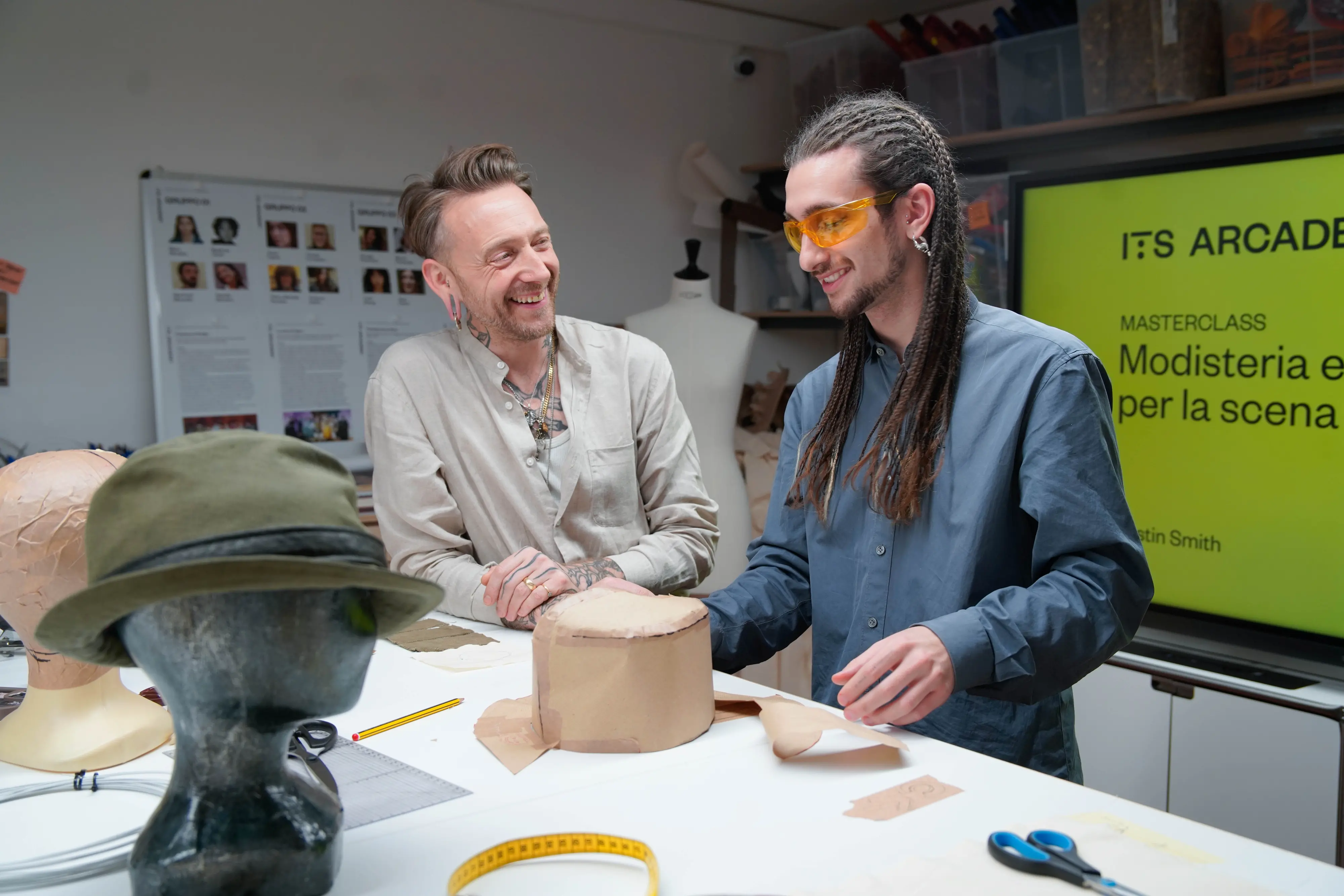 Ecco le opere create dai sedici artigiani del costume che si sono appena diplomati a Trieste, dopo aver frequentato il corso professionalizzante “Bottega Artigiana - Sartoria e Lavorazioni Accessorie”, promosso da Cinecittà, organizzato da Its Arcademy - Museum of Art in Fashion e finanziato dal ministero della Cultura nell’ambito del progetto NextGenerationEU.