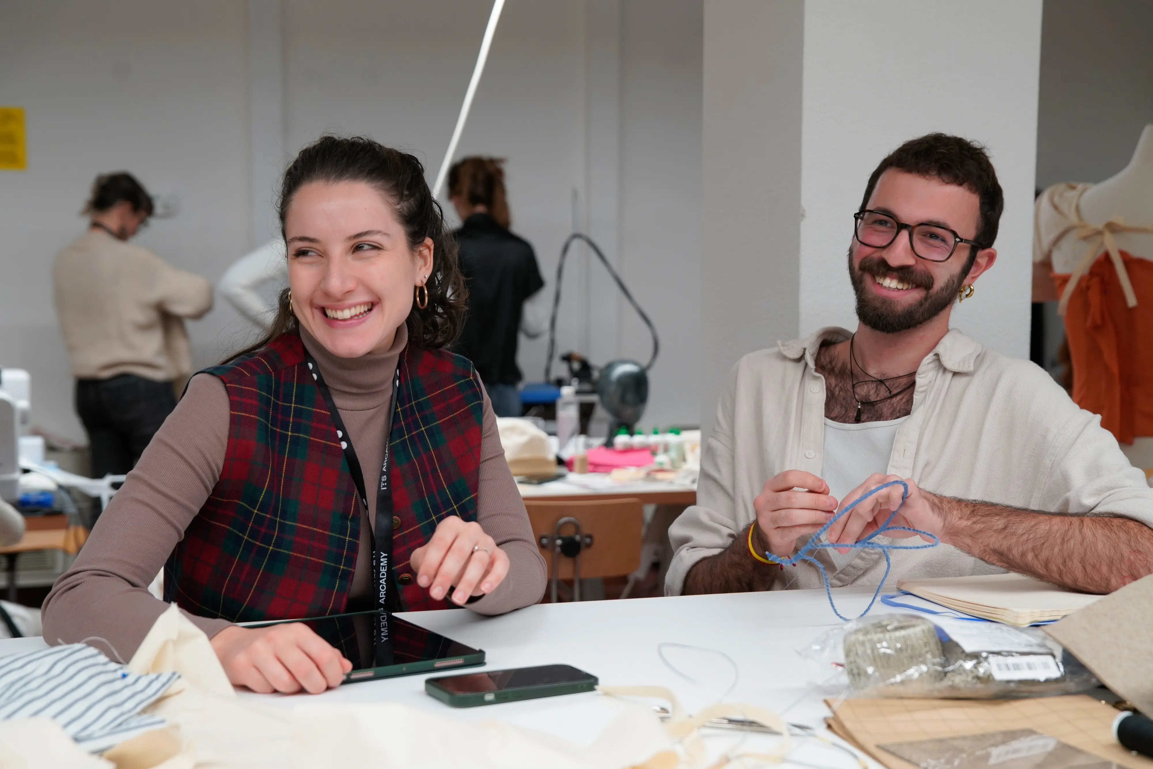 Ecco le opere create dai sedici artigiani del costume che si sono appena diplomati a Trieste, dopo aver frequentato il corso professionalizzante “Bottega Artigiana - Sartoria e Lavorazioni Accessorie”, promosso da Cinecittà, organizzato da Its Arcademy - Museum of Art in Fashion e finanziato dal ministero della Cultura nell’ambito del progetto NextGenerationEU.