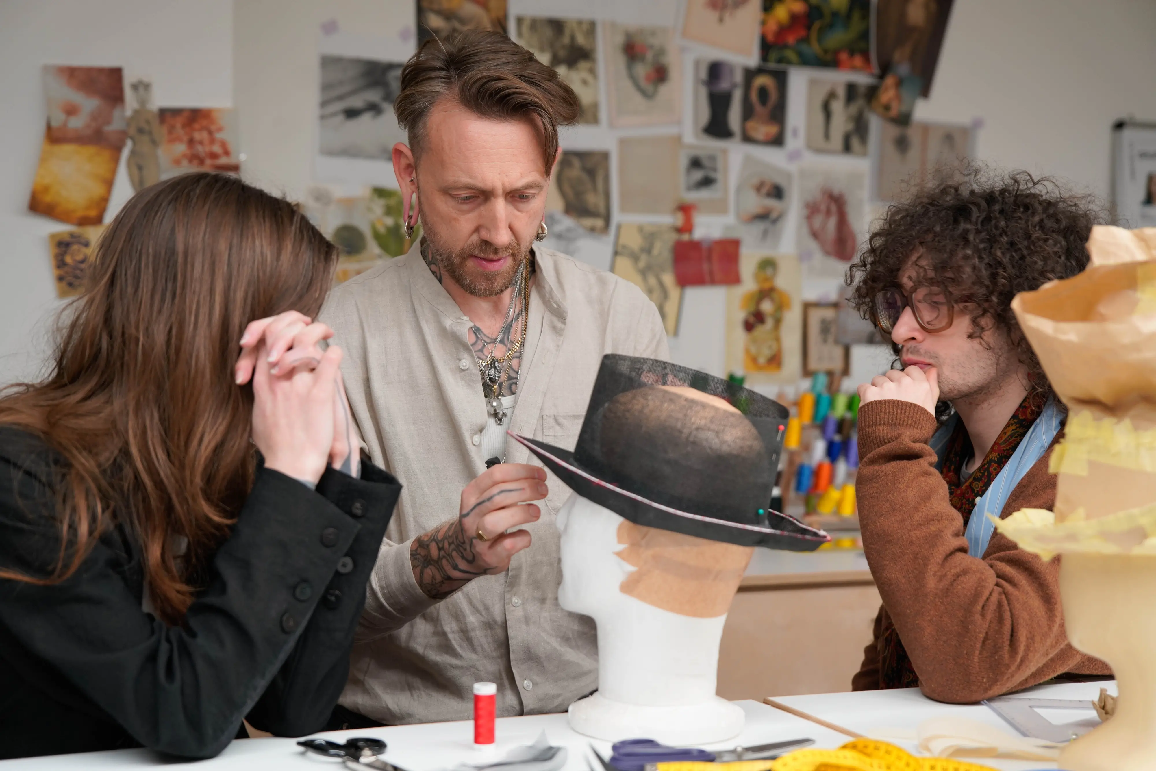 Ecco le opere create dai sedici artigiani del costume che si sono appena diplomati a Trieste, dopo aver frequentato il corso professionalizzante “Bottega Artigiana - Sartoria e Lavorazioni Accessorie”, promosso da Cinecittà, organizzato da Its Arcademy - Museum of Art in Fashion e finanziato dal ministero della Cultura nell’ambito del progetto NextGenerationEU.