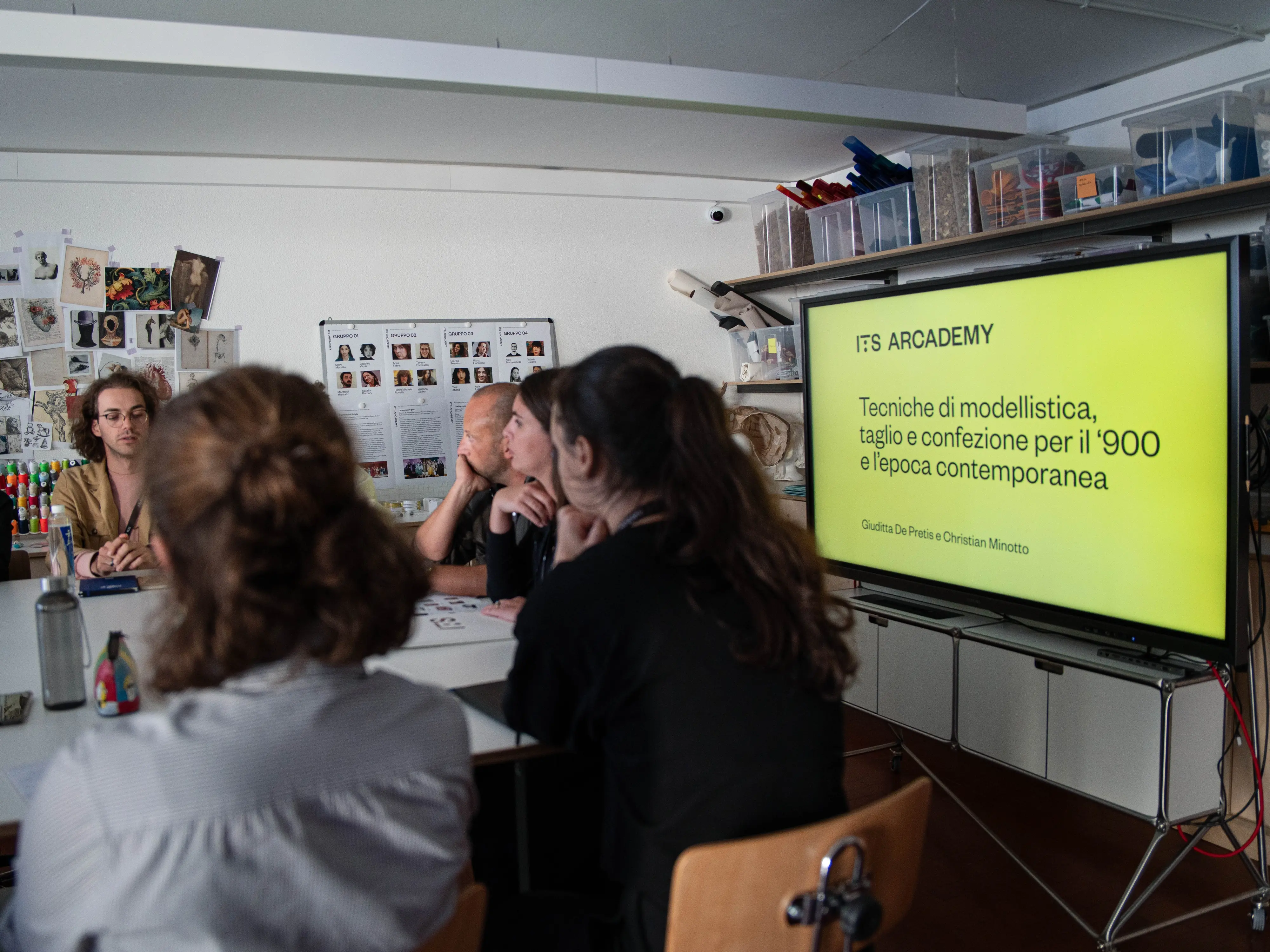 Ecco le opere create dai sedici artigiani del costume che si sono appena diplomati a Trieste, dopo aver frequentato il corso professionalizzante “Bottega Artigiana - Sartoria e Lavorazioni Accessorie”, promosso da Cinecittà, organizzato da Its Arcademy - Museum of Art in Fashion e finanziato dal ministero della Cultura nell’ambito del progetto NextGenerationEU.