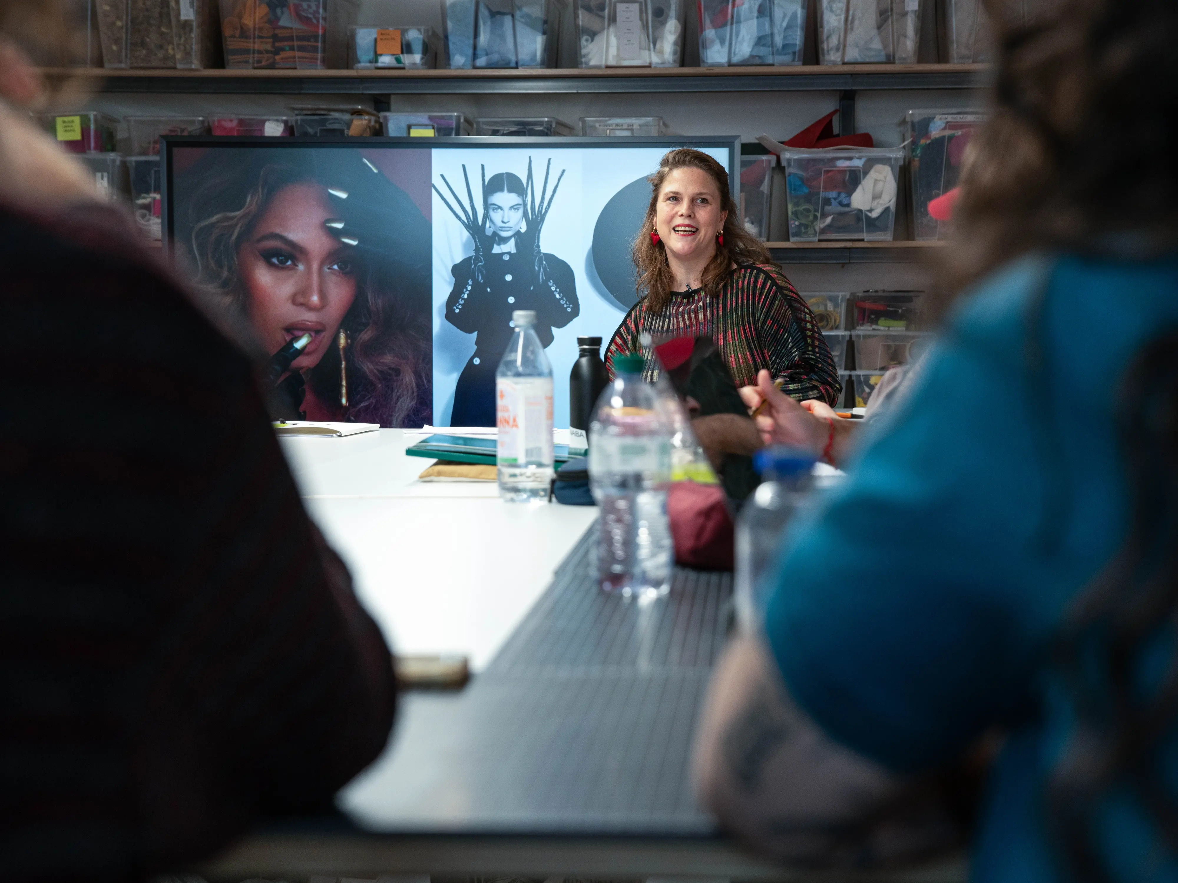 Ecco le opere create dai sedici artigiani del costume che si sono appena diplomati a Trieste, dopo aver frequentato il corso professionalizzante “Bottega Artigiana - Sartoria e Lavorazioni Accessorie”, promosso da Cinecittà, organizzato da Its Arcademy - Museum of Art in Fashion e finanziato dal ministero della Cultura nell’ambito del progetto NextGenerationEU.