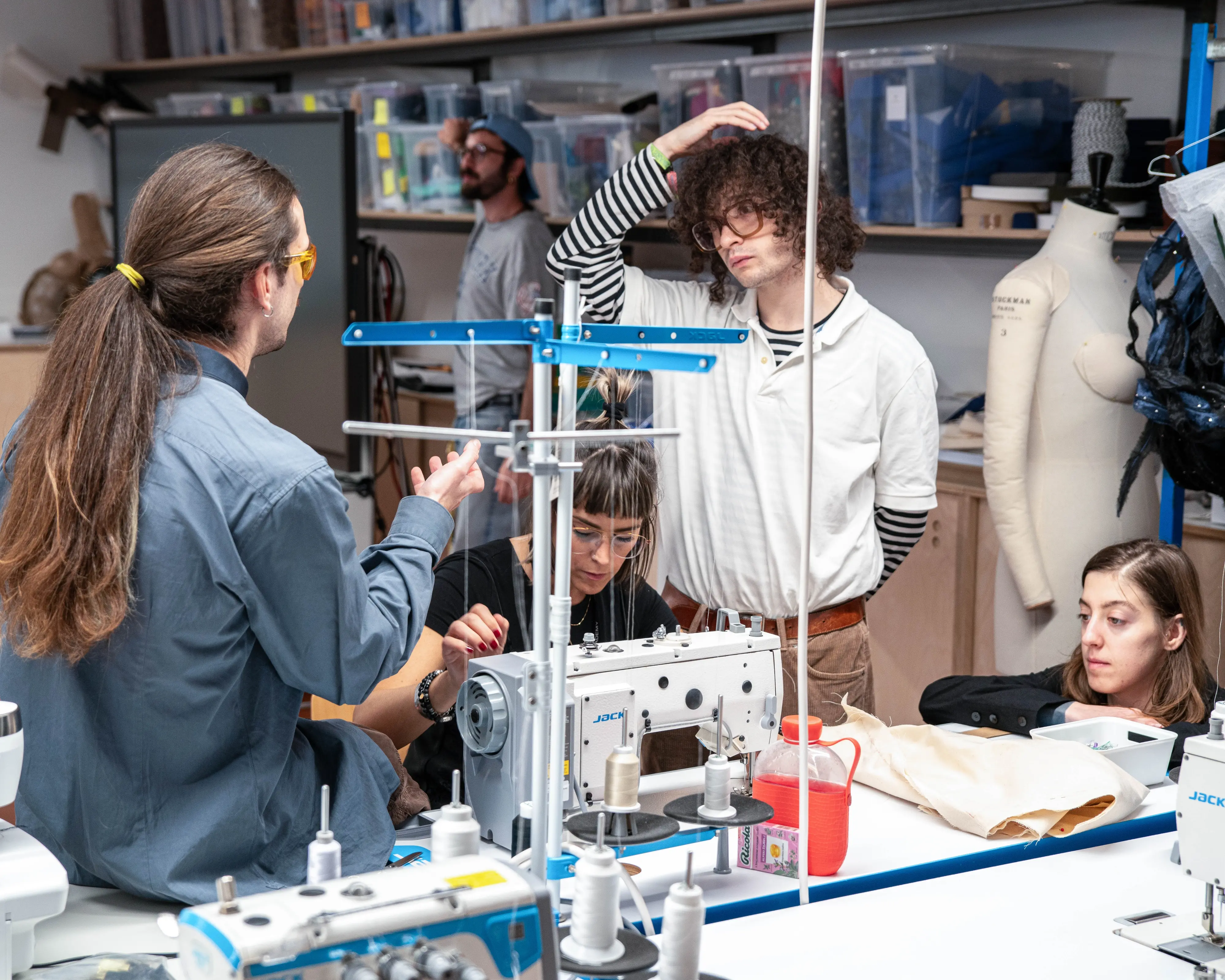 Ecco le opere create dai sedici artigiani del costume che si sono appena diplomati a Trieste, dopo aver frequentato il corso professionalizzante “Bottega Artigiana - Sartoria e Lavorazioni Accessorie”, promosso da Cinecittà, organizzato da Its Arcademy - Museum of Art in Fashion e finanziato dal ministero della Cultura nell’ambito del progetto NextGenerationEU.