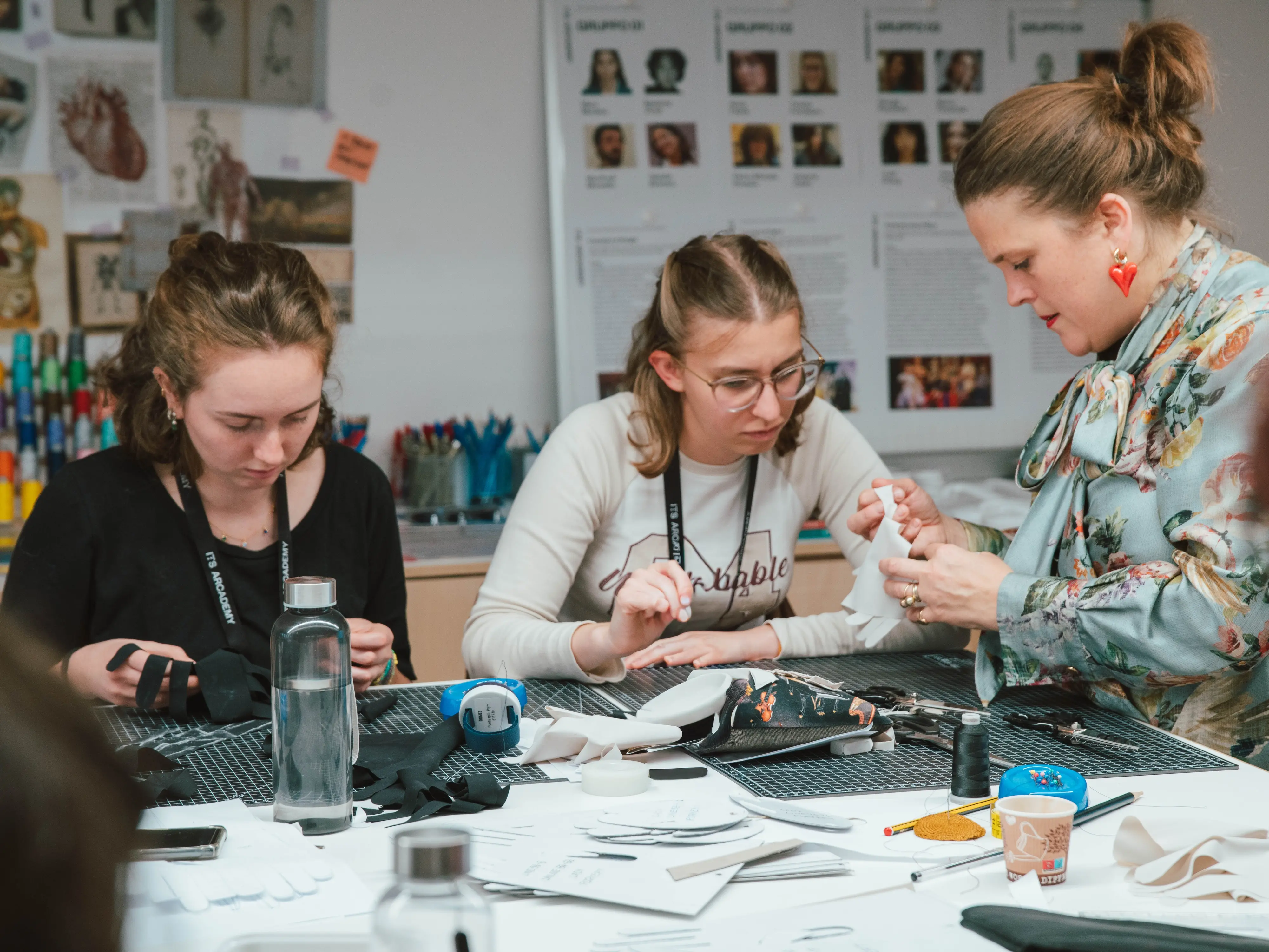 Ecco le opere create dai sedici artigiani del costume che si sono appena diplomati a Trieste, dopo aver frequentato il corso professionalizzante “Bottega Artigiana - Sartoria e Lavorazioni Accessorie”, promosso da Cinecittà, organizzato da Its Arcademy - Museum of Art in Fashion e finanziato dal ministero della Cultura nell’ambito del progetto NextGenerationEU.