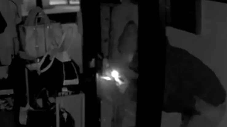 I ladri mentre forzano la porta del negozio in via Mazzini