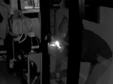 I ladri mentre forzano la porta del negozio in via Mazzini