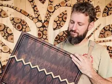 Simone Sgualdini mostra orgoglioso uno dei suoi lavori