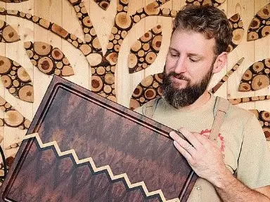 Simone Sgualdini mostra orgoglioso uno dei suoi lavori