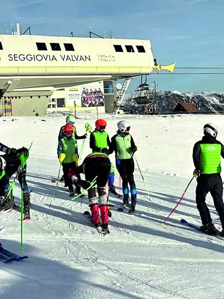 Prime sciate con l'obbligo del casco per tutti i vigore da quest'anno