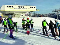 Prime sciate con l'obbligo del casco per tutti i vigore da quest'anno