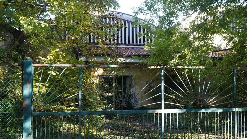 Le condizioni e la copertura in eternit dell’ex setificio di via Pola in stato di degrado Fotoservizio Marega