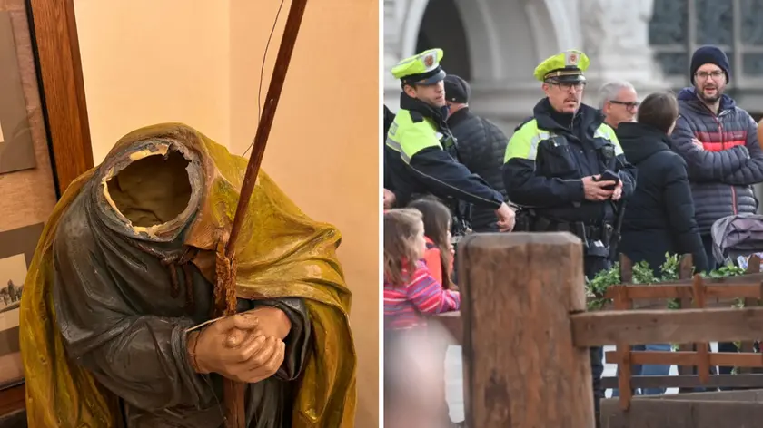 A sinistra la statua “decapitata”, a destra la Polizia locale davanti al presepe di piazza Unità (Bruni)