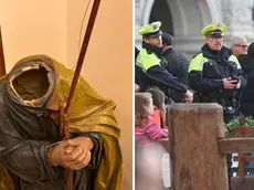 A sinistra la statua “decapitata”, a destra la Polizia locale davanti al presepe di piazza Unità (Bruni)