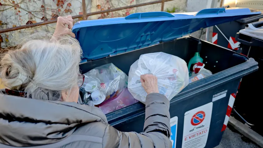 Il conferimento dei rifiuti in un cassonetto: la raccolta differenziata a Trieste stenta a decollare e resta sotto il 50 per cento Foto Andrea Lasorte