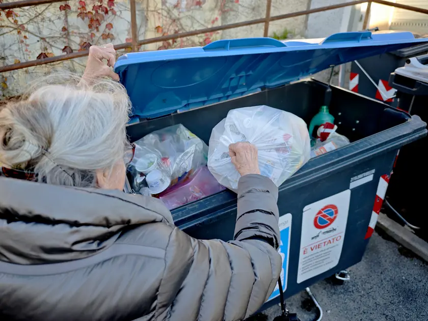 Il conferimento dei rifiuti in un cassonetto: la raccolta differenziata a Trieste stenta a decollare e resta sotto il 50 per cento Foto Andrea Lasorte