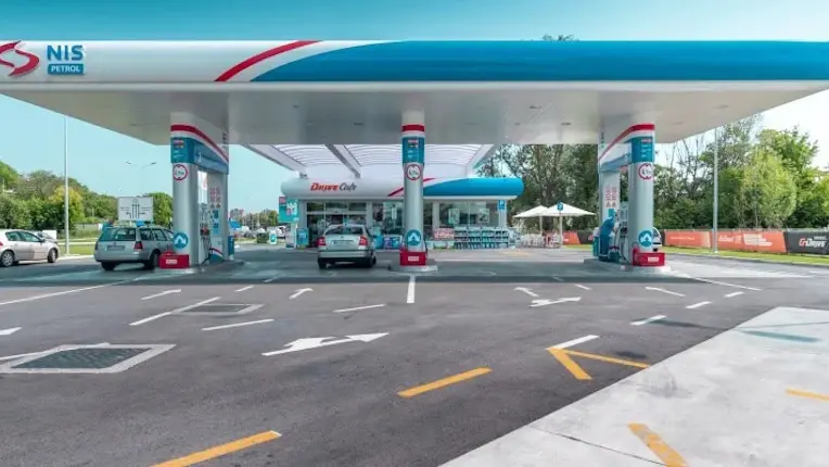 Un distributore della compagnia di raffinazione serba Nis, controllata dalla russa Gazprom Foto Nis.Rs