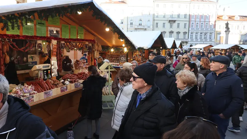La folla di avventori che ha preso d'assalto i Mercatini di Natale che hanno aperto domenica 7 dicembre a Trieste. Foto servizio di Andrea Lasorte