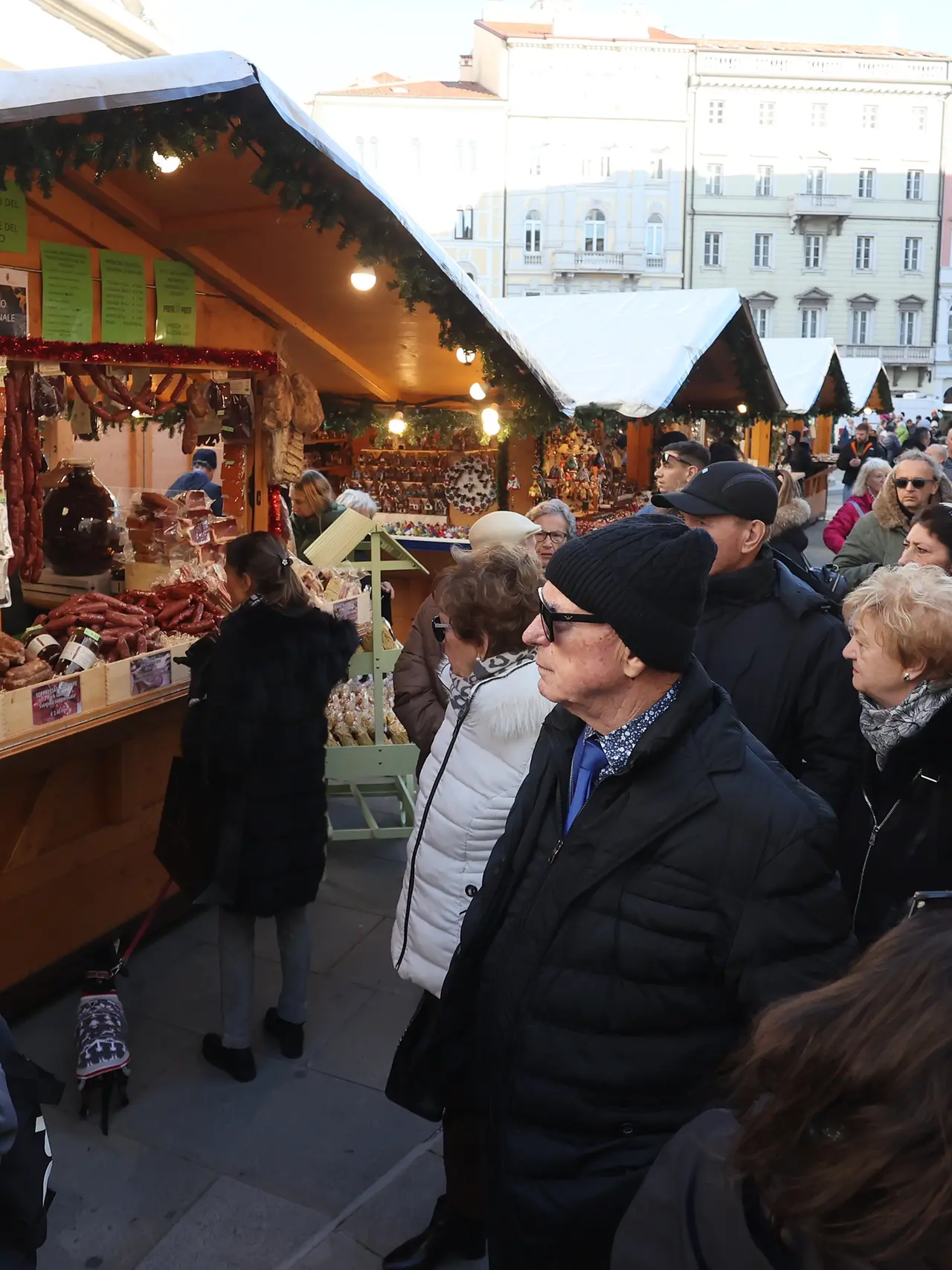La folla di avventori che ha preso d'assalto i Mercatini di Natale che hanno aperto domenica 7 dicembre a Trieste. Foto servizio di Andrea Lasorte