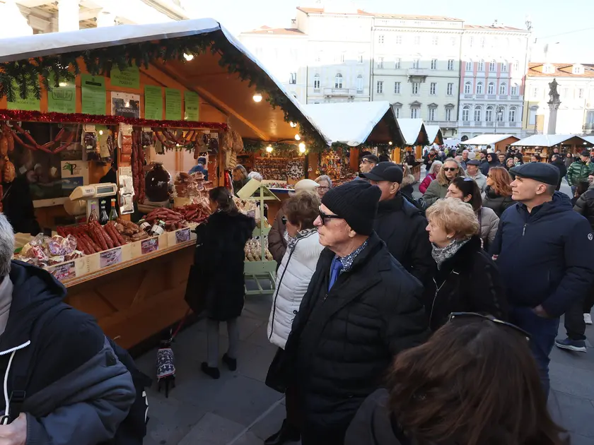 La folla di avventori che ha preso d'assalto i Mercatini di Natale che hanno aperto domenica 7 dicembre a Trieste. Foto servizio di Andrea Lasorte