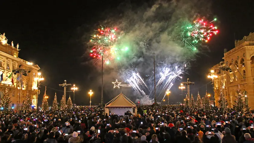 Una recente festa di Capodanno in piazza Unità a Trieste. Foto Lasorte