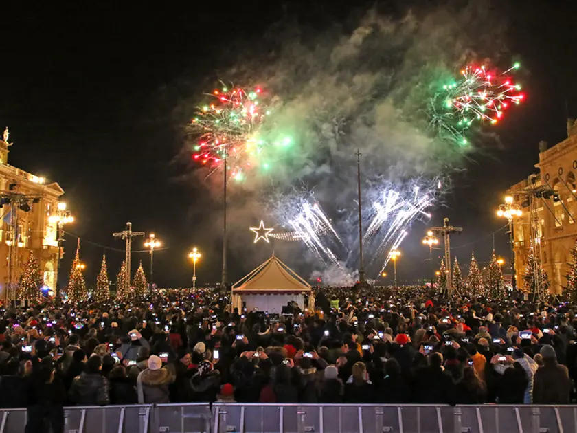 Una recente festa di Capodanno in piazza Unità a Trieste. Foto Lasorte