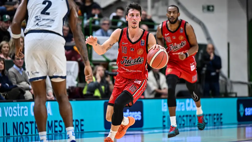 Michele Ruzzier in azione contro Sassari Foto Ciamillo-Lasorte