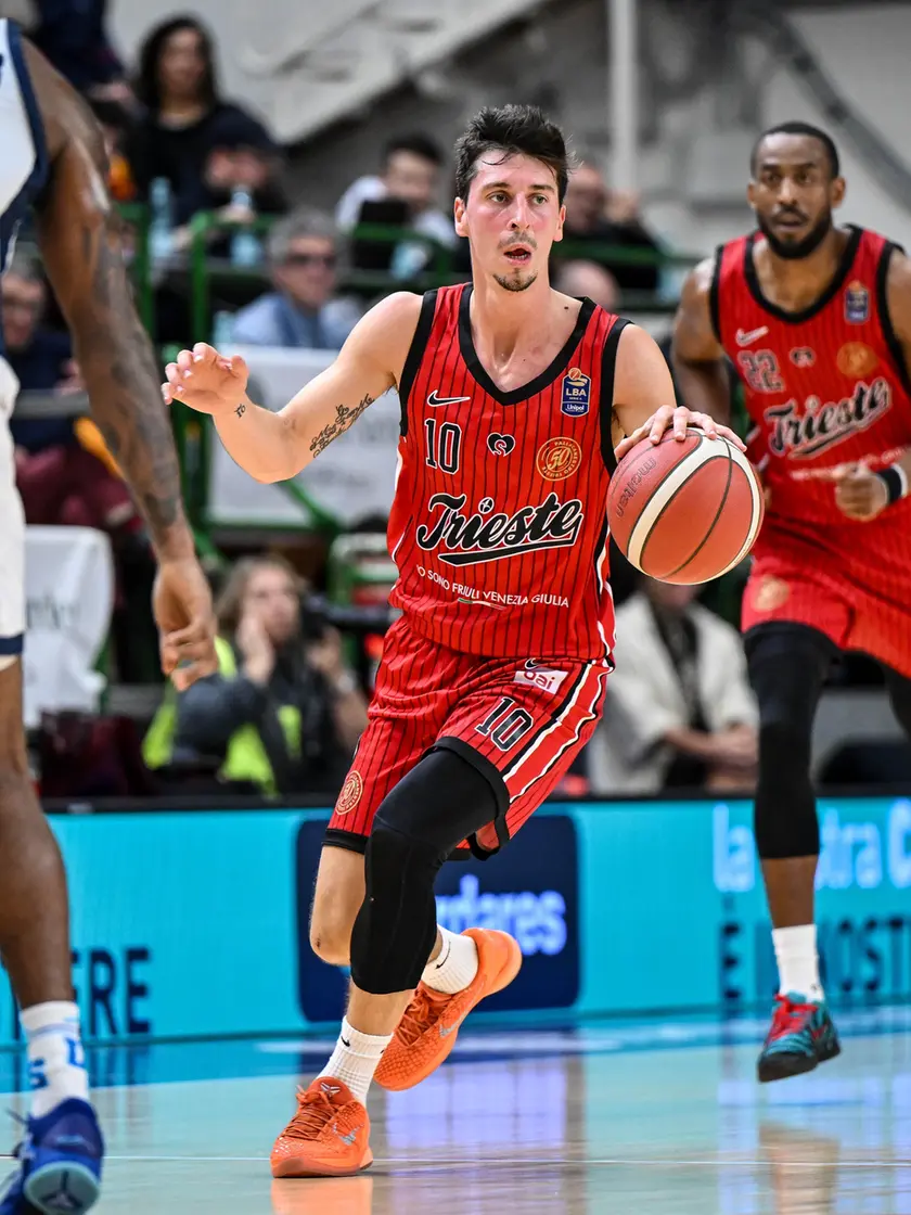 Michele Ruzzier in azione contro Sassari Foto Ciamillo-Lasorte