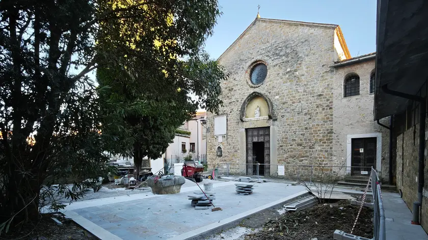 La nuova pavimentazione che sta prendendo forma davanti al sagrato della chiesa di San Francesco a Muggia Foto Andrea Lasorte