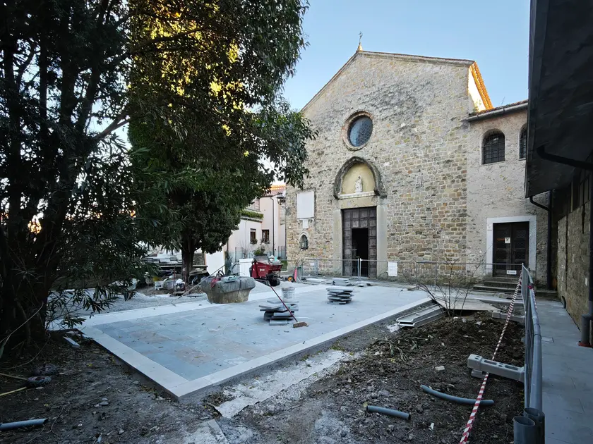 La nuova pavimentazione che sta prendendo forma davanti al sagrato della chiesa di San Francesco a Muggia Foto Andrea Lasorte