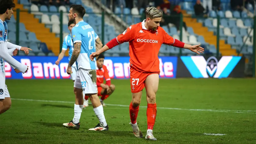 Alessandro Faggioli guarda il dischetto del rigore foto Ciamillo/Lasorte