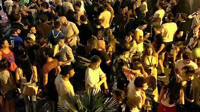 Gorizia, l'esterno di un locale del centro affollato