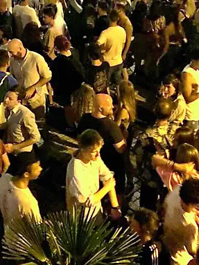 Gorizia, l'esterno di un locale del centro affollato