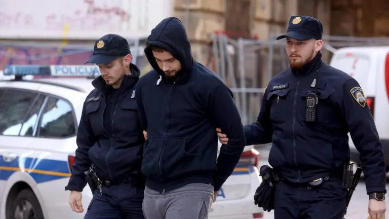 Fran Brnelić nel trasferimento verso il carcere preventivo di Fiume