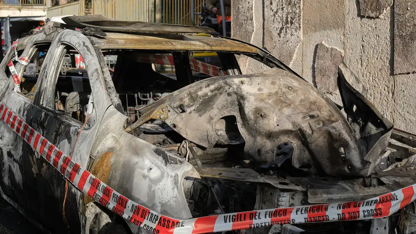 Una delle auto distrutte dal fuoco a Campanelle. Foto Silvano