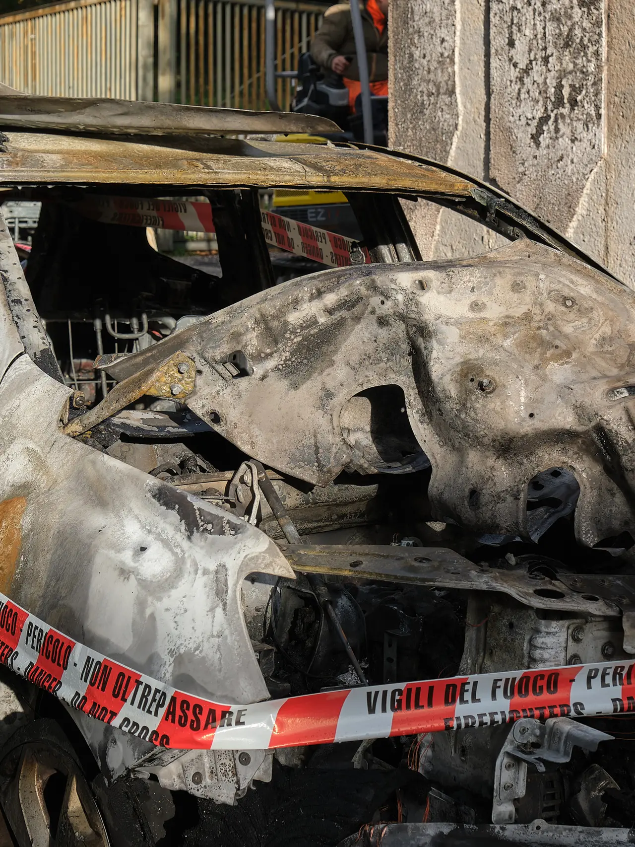 Una delle auto distrutte dal fuoco a Campanelle. Foto Silvano