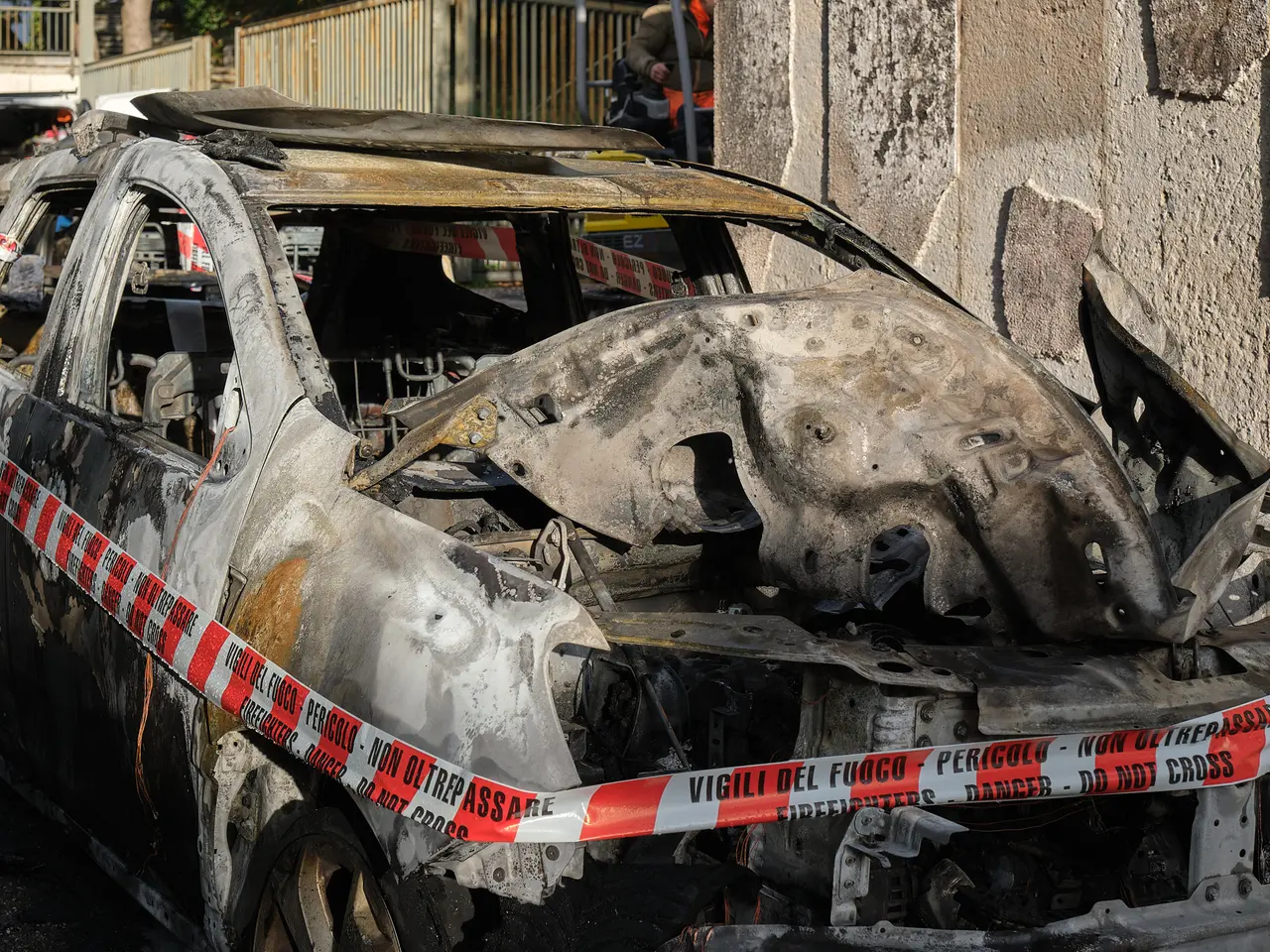 Una delle auto distrutte dal fuoco a Campanelle. Foto Silvano
