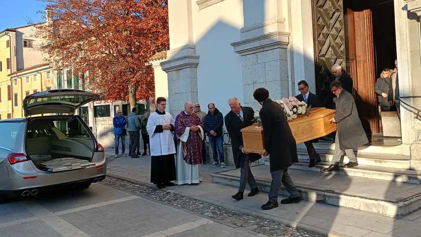 Le immagini del rito funebre nella chiesa parrocchiale di Santa Maria Annunziata