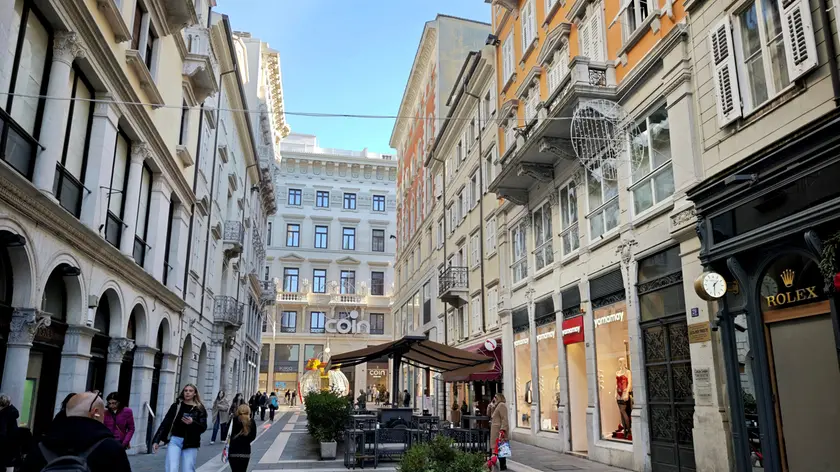 Il tratto di via San Nicolò interessato, sulla sinistra, dal cantiere e dal grave infortunio (Foto Lasorte)