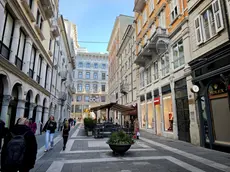 Il tratto di via San Nicolò interessato, sulla sinistra, dal cantiere e dal grave infortunio (Foto Lasorte)