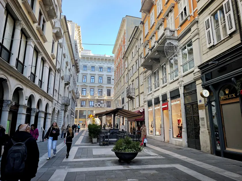 Il tratto di via San Nicolò interessato, sulla sinistra, dal cantiere e dal grave infortunio (Foto Lasorte)