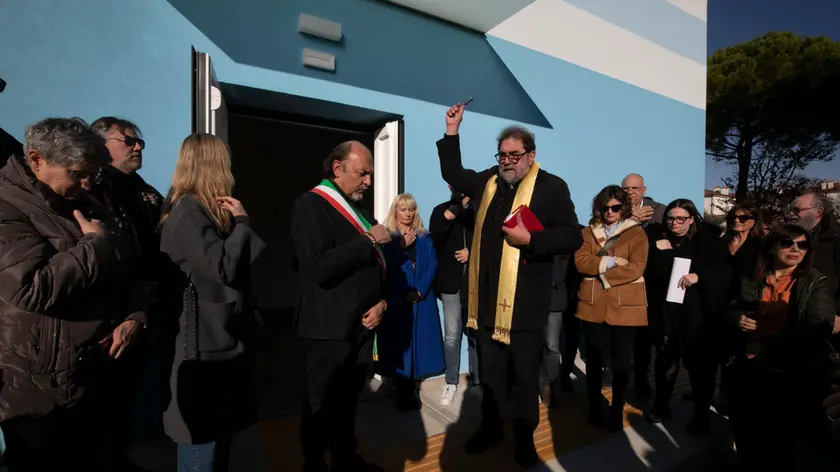 Il momento della benedizione del nuovo Centro Servizi di Largo Isonzo, nato dalle ceneri dell’ex Centro Blu, da parte di don Fulvio Zuttion. Fotoservizio di Katia Bonaventura