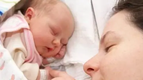 Una giovane mamma con il suo bebè